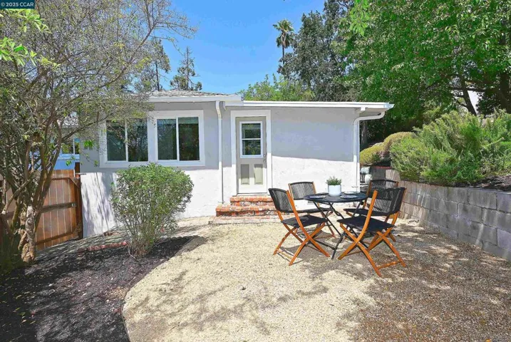 Off Kitchen side yard sitting area