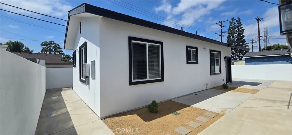 2726 W Pendleton Avenue 2, Santa Ana, California 92704, 2 Bedrooms Bedrooms, ,2 BathroomsBathrooms,Residential Lease,For Rent,Pendleton,OC25162026