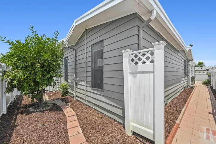 631 Via Costa Rica, Vista, California 92081