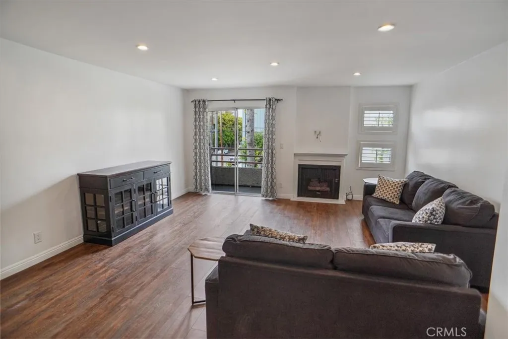11230 Peach Grove Street 206, North Hollywood, California 91601 home-pic-3