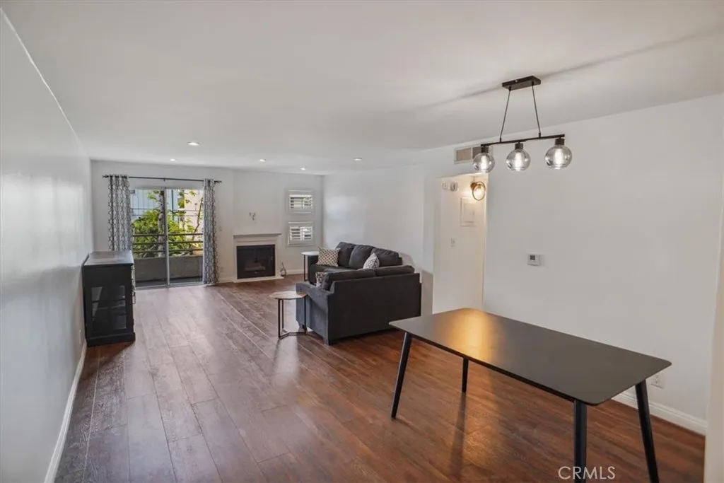 11230 Peach Grove Street 206, North Hollywood, California 91601 home-pic-5