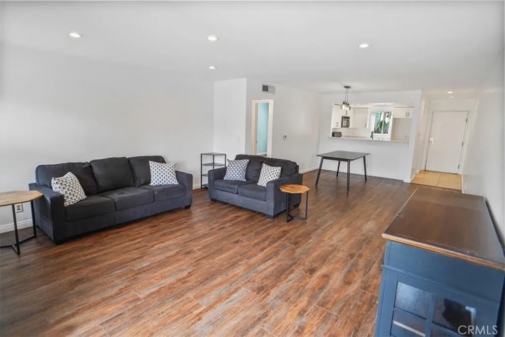 11230 Peach Grove Street 206, North Hollywood, California 91601 home-pic-4