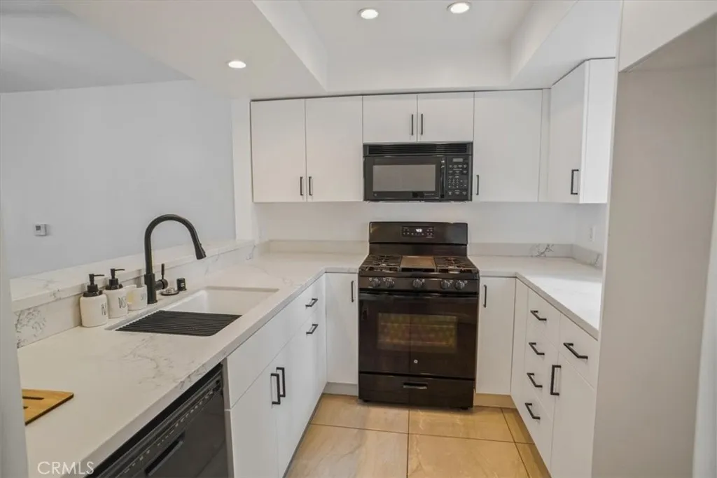 11230 Peach Grove Street 206, North Hollywood, California 91601 home-pic-2