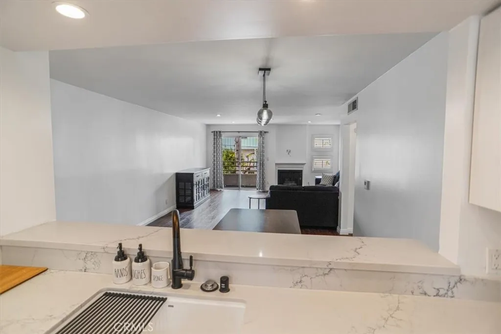 11230 Peach Grove Street 206, North Hollywood, California 91601 home-pic-6