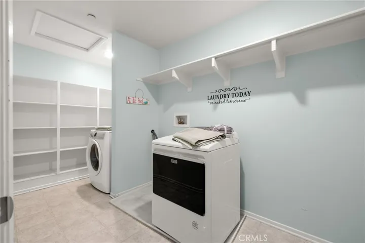 Huge laundryroom with 2 washer hook ups