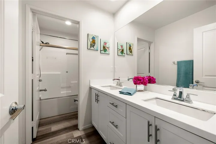Guest bathroom with tub/shower