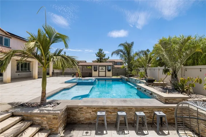 Swim up bar!