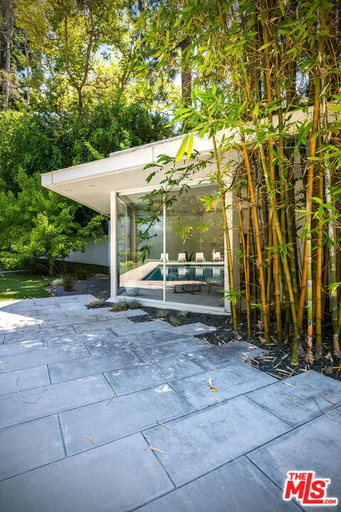 1010 N Rexford Drive, Beverly Hills, California 90210 home-pic-16