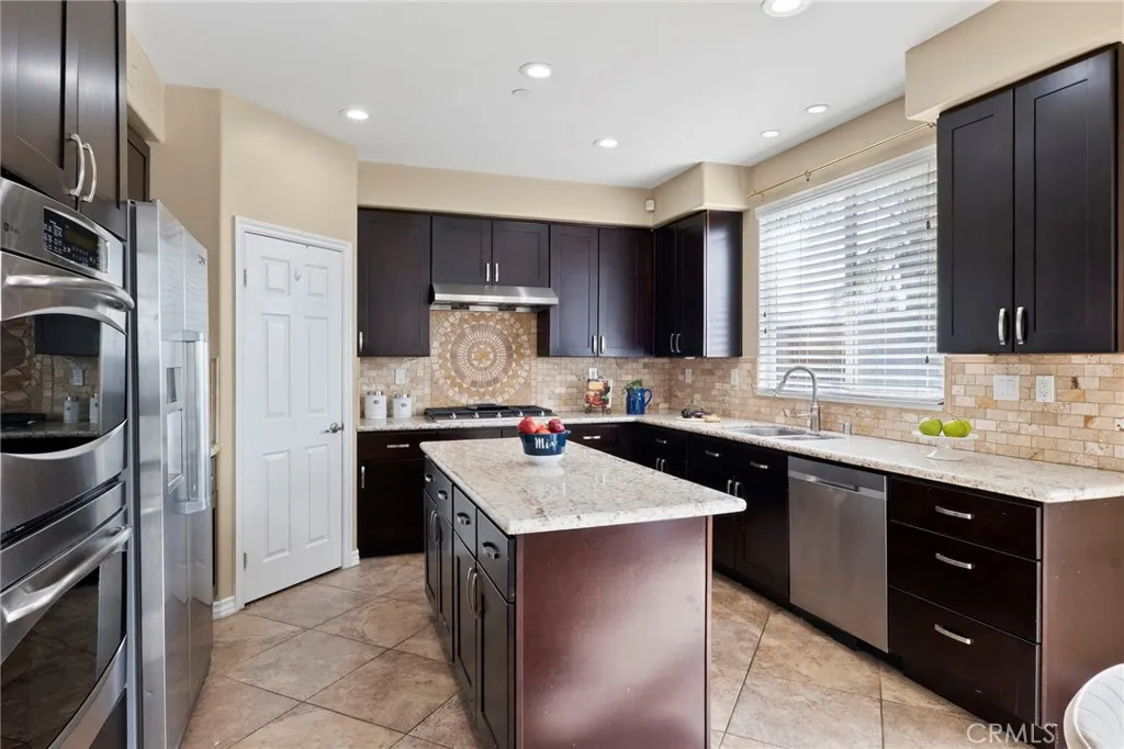 5381 Campania Way, Fontana, California 92336 home-pic-19