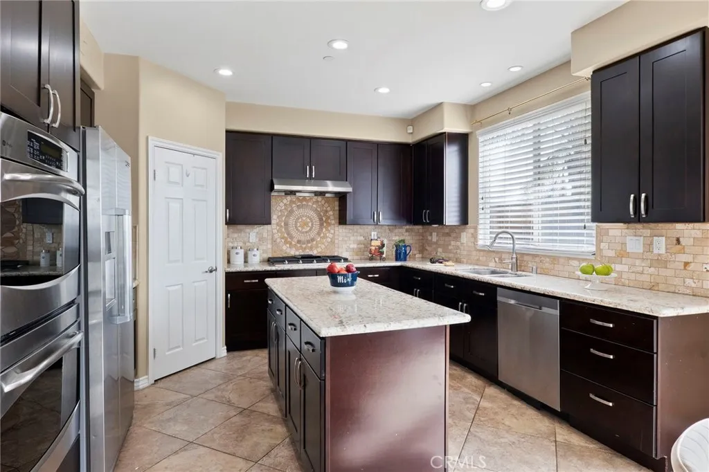 5381 Campania Way, Fontana, California 92336 home-pic-20