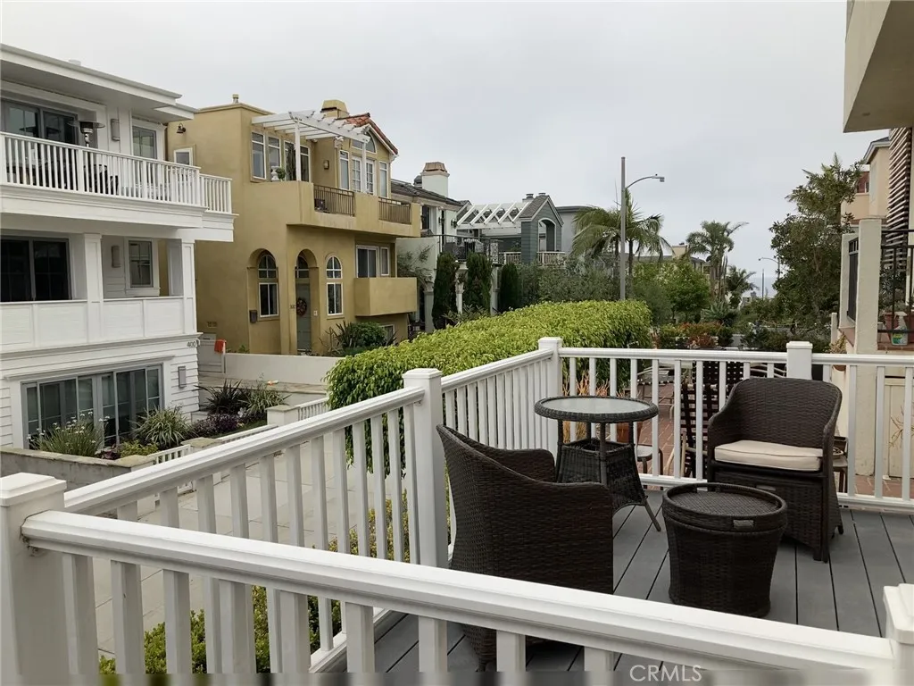 409 16th Street B, Manhattan Beach, California 90266, 3 Bedrooms Bedrooms, ,2 BathroomsBathrooms,Residential Lease,For Rent,16th,PW25161296