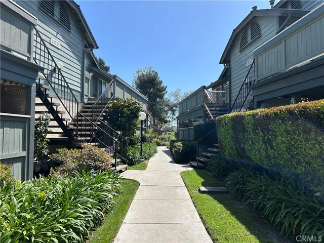 18232 Parkview Lane 103, Huntington Beach, California 92648