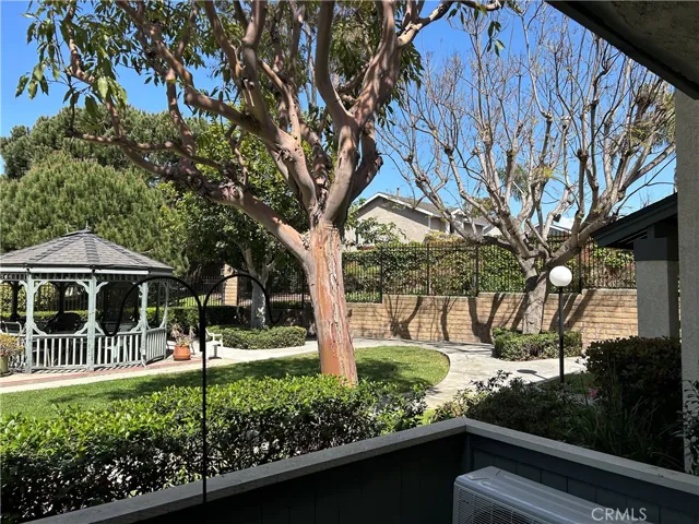 18232 Parkview Lane 103, Huntington Beach, California 92648