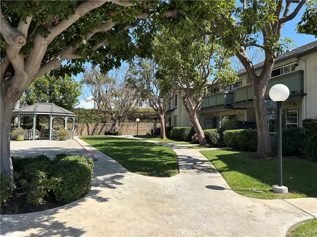 18232 Parkview Lane 103, Huntington Beach, California 92648