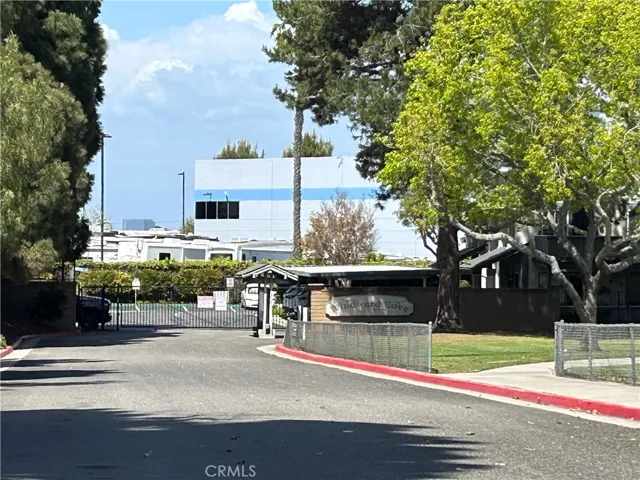 18232 Parkview Lane 103, Huntington Beach, California 92648