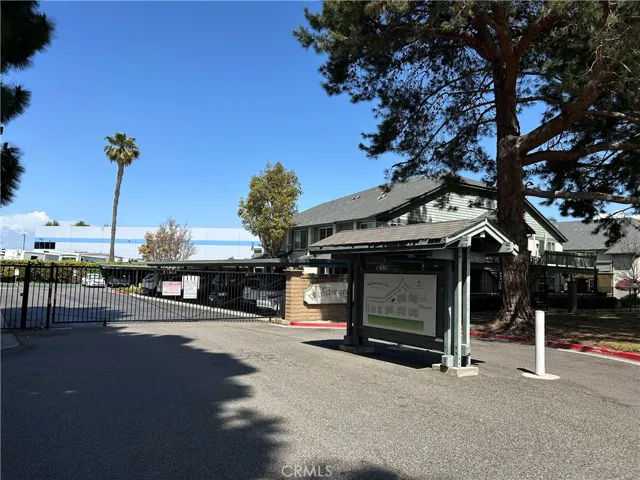 18232 Parkview Lane 103, Huntington Beach, California 92648