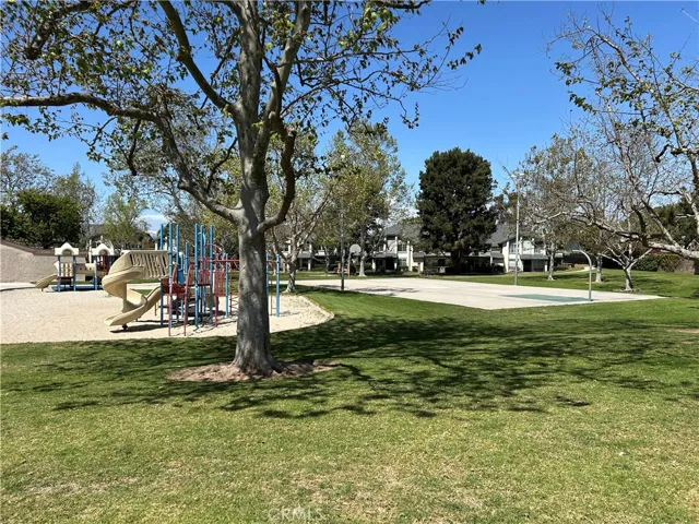 18232 Parkview Lane 103, Huntington Beach, California 92648