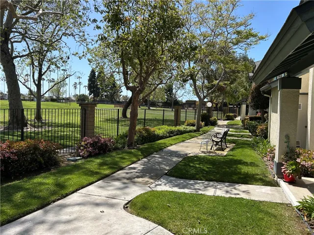 18232 Parkview Lane 103, Huntington Beach, California 92648