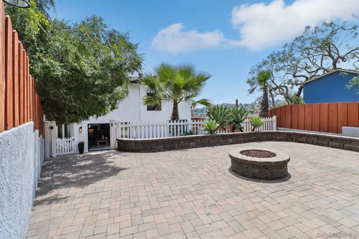 8560 Sunrise Ave, La Mesa, California 91941