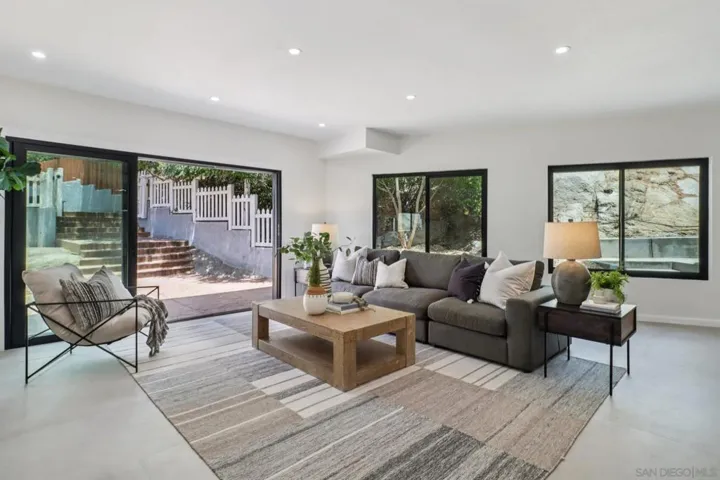 8560 Sunrise Ave, La Mesa, California 91941