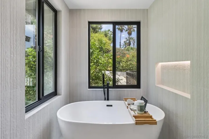 8560 Sunrise Ave, La Mesa, California 91941