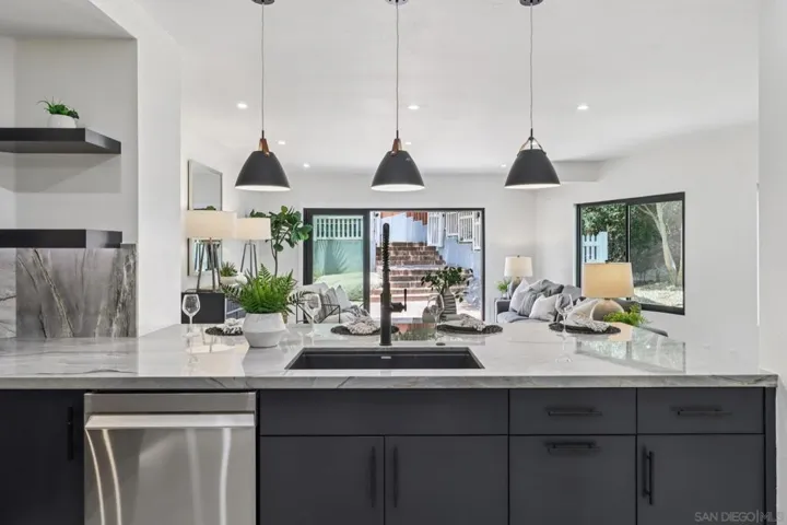 8560 Sunrise Ave, La Mesa, California 91941