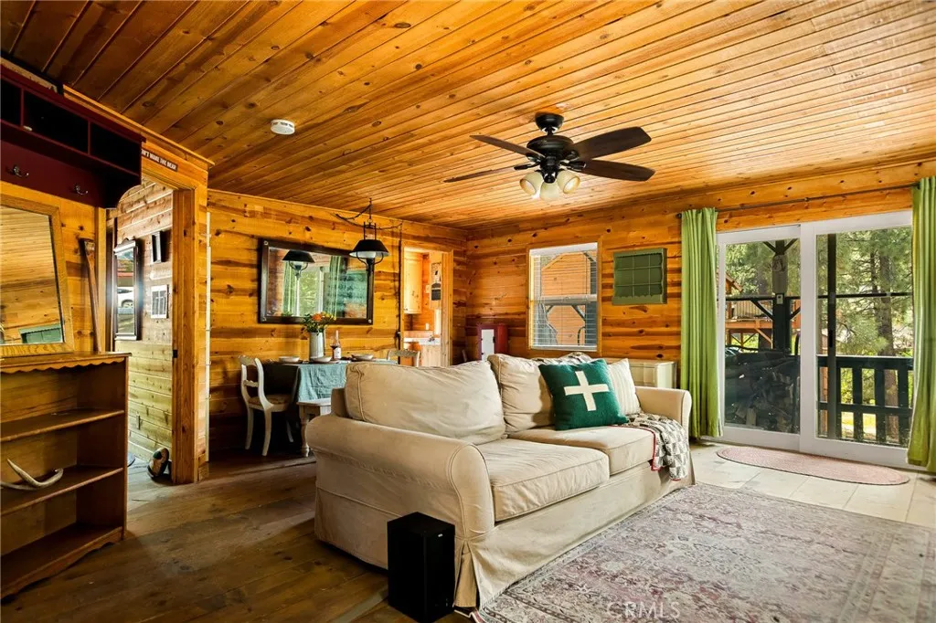 33400 Bluebird Drive, Green Valley Lake, California 92341 home-pic-4