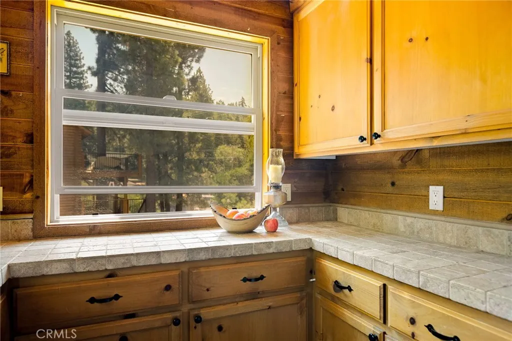 33400 Bluebird Drive, Green Valley Lake, California 92341 home-pic-10