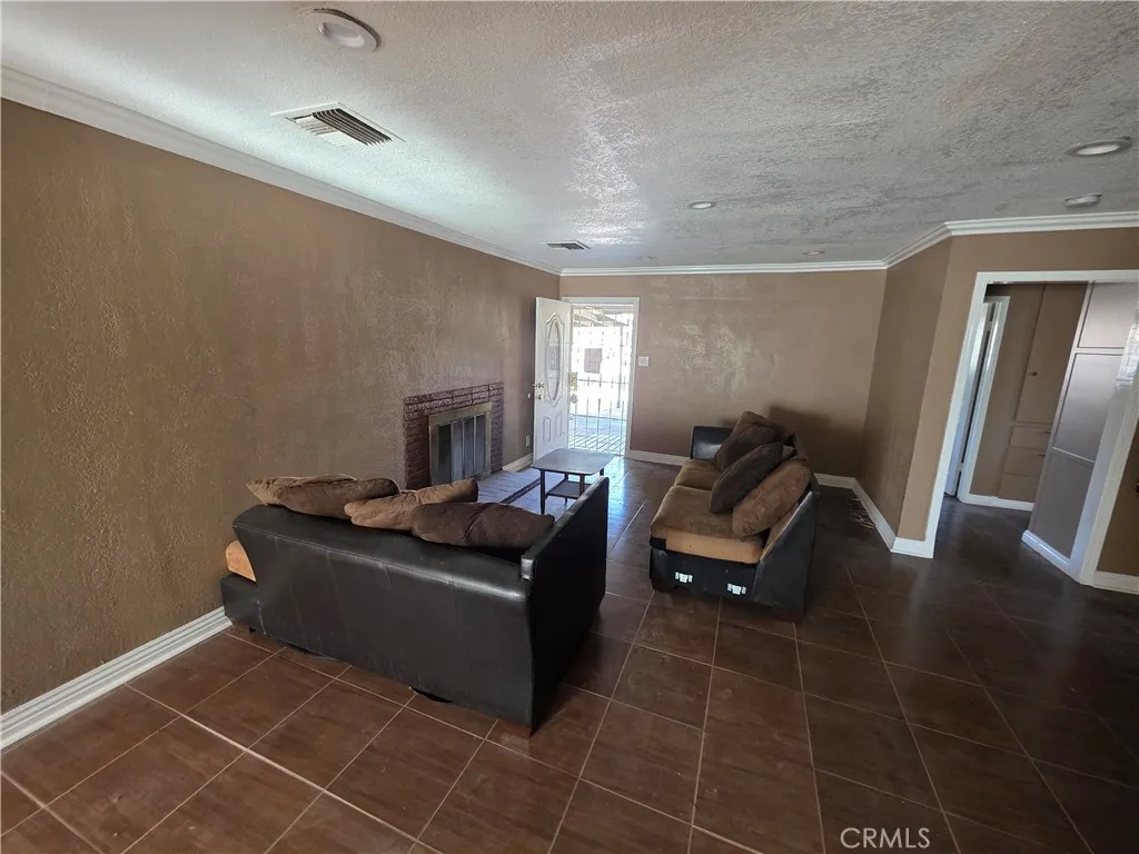 44108 Gadsden Avenue, Lancaster, California 93534 home-pic-1