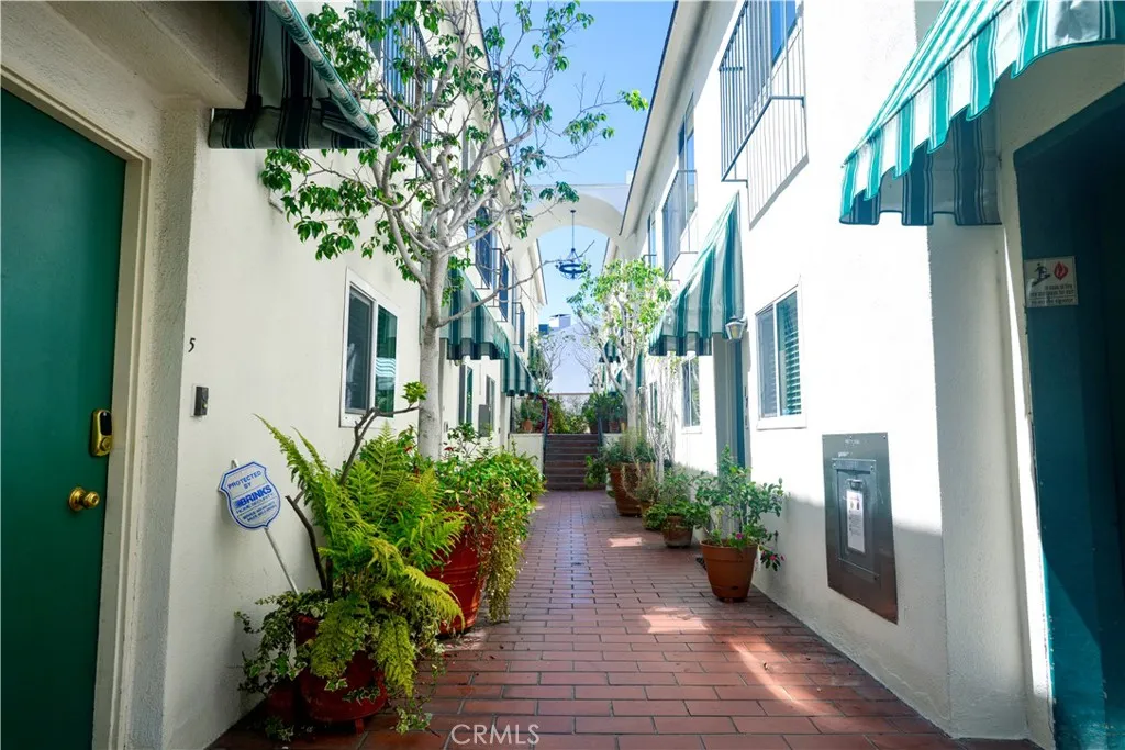 1745 Selby Avenue 5, Los Angeles, California 90024, 2 Bedrooms Bedrooms, ,3 BathroomsBathrooms,Residential,For Sale,Selby,WS25163126