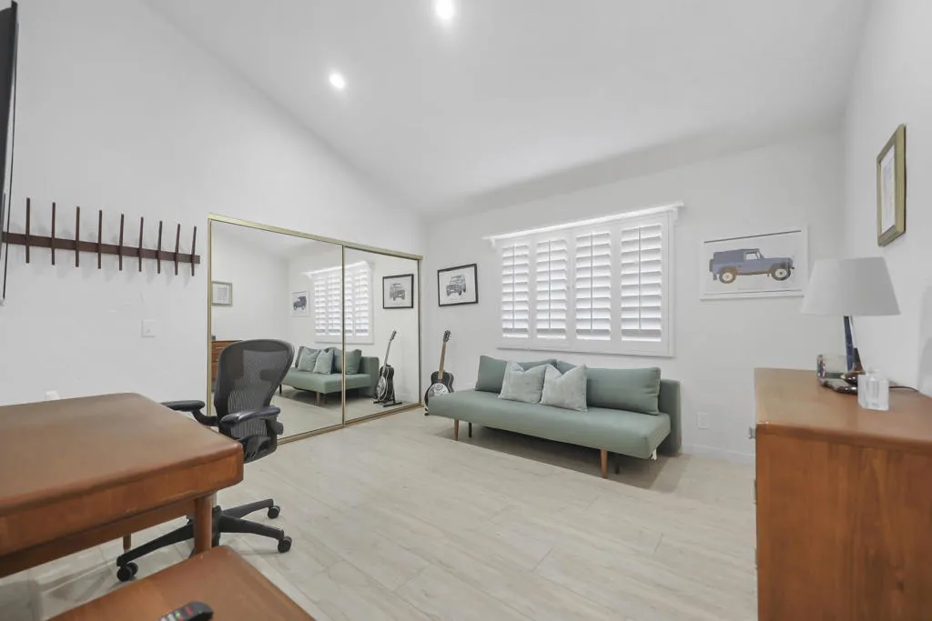 31 Blue River Drive, Palm Desert, California 92211 home-pic-11