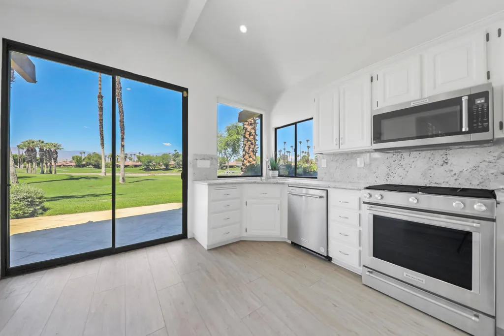 31 Blue River Drive, Palm Desert, California 92211 home-pic-5