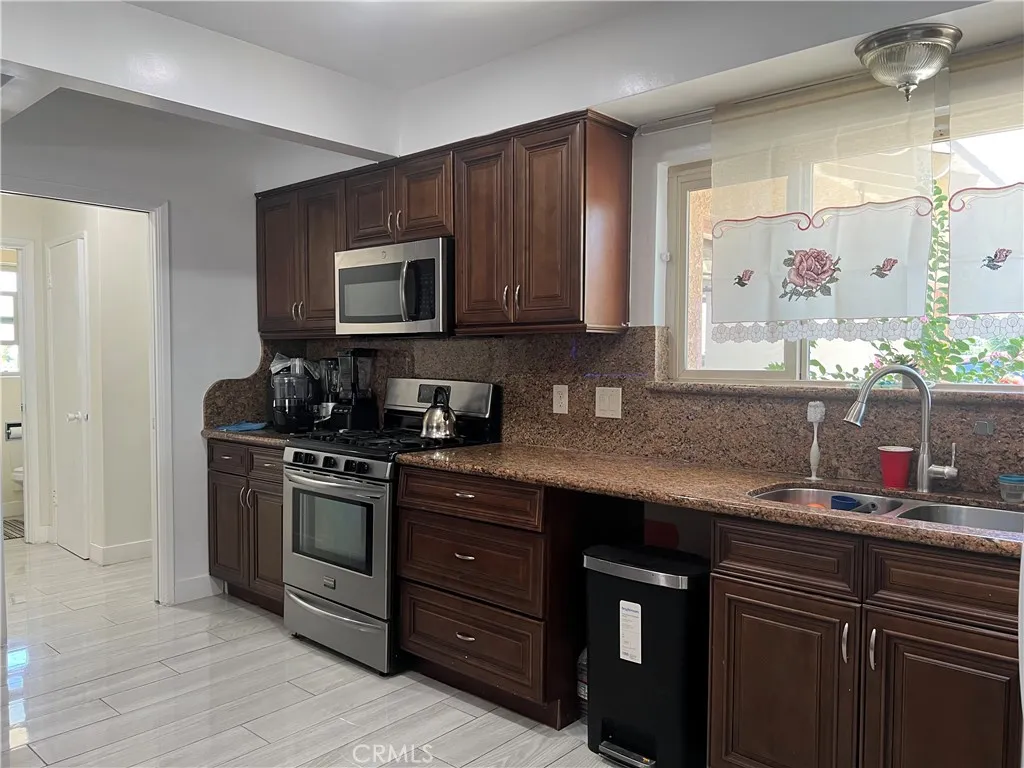 1710 Garretson Avenue, Corona, California 92879 home-pic-6