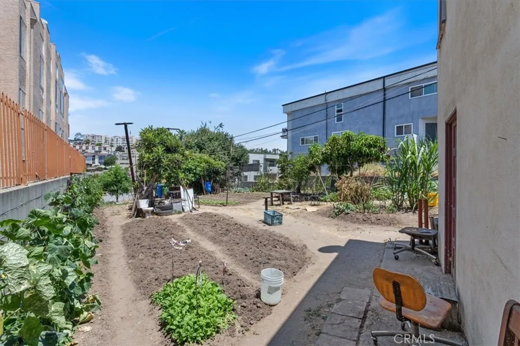 811 N Bunker Hill Avenue, Los Angeles, California 90012 home-pic-17