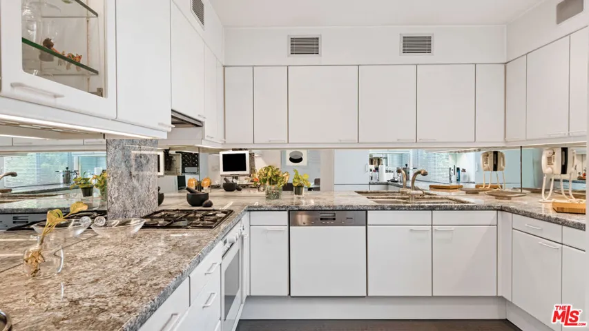 853 S Bundy Drive, Los Angeles, California 90049