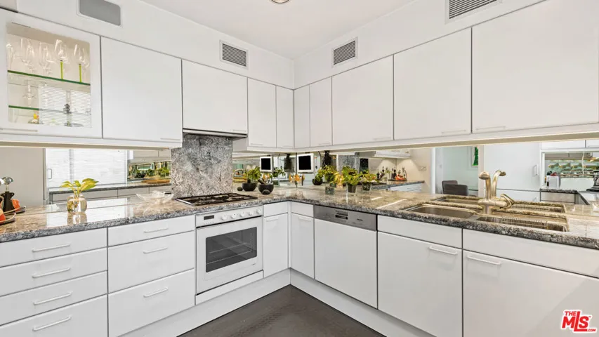 853 S Bundy Drive, Los Angeles, California 90049