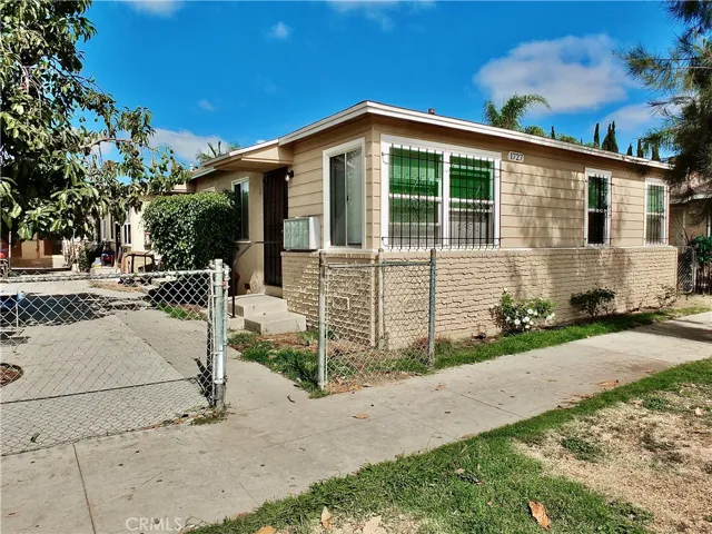 1727 Pine Avenue, Long Beach, California 90813