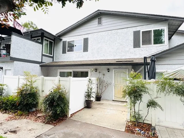 3 bedroom townhome in the heart of Yorba Linda!