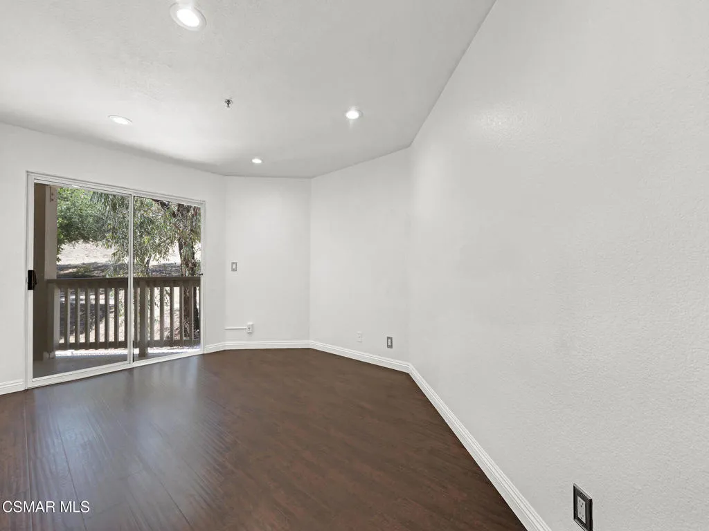 5837 Oak Bend Ln 307, Oak Park, California 91377 home-pic-12