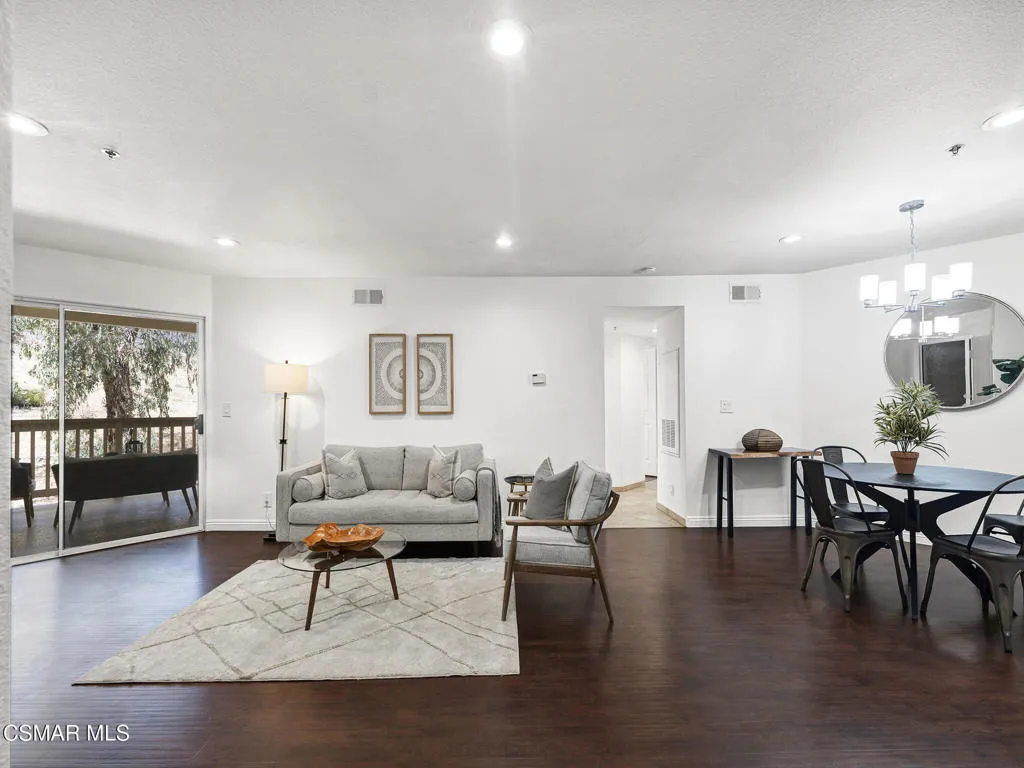 5837 Oak Bend Ln 307, Oak Park, California 91377 home-pic-0