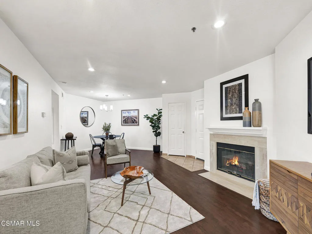 5837 Oak Bend Ln 307, Oak Park, California 91377 home-pic-1
