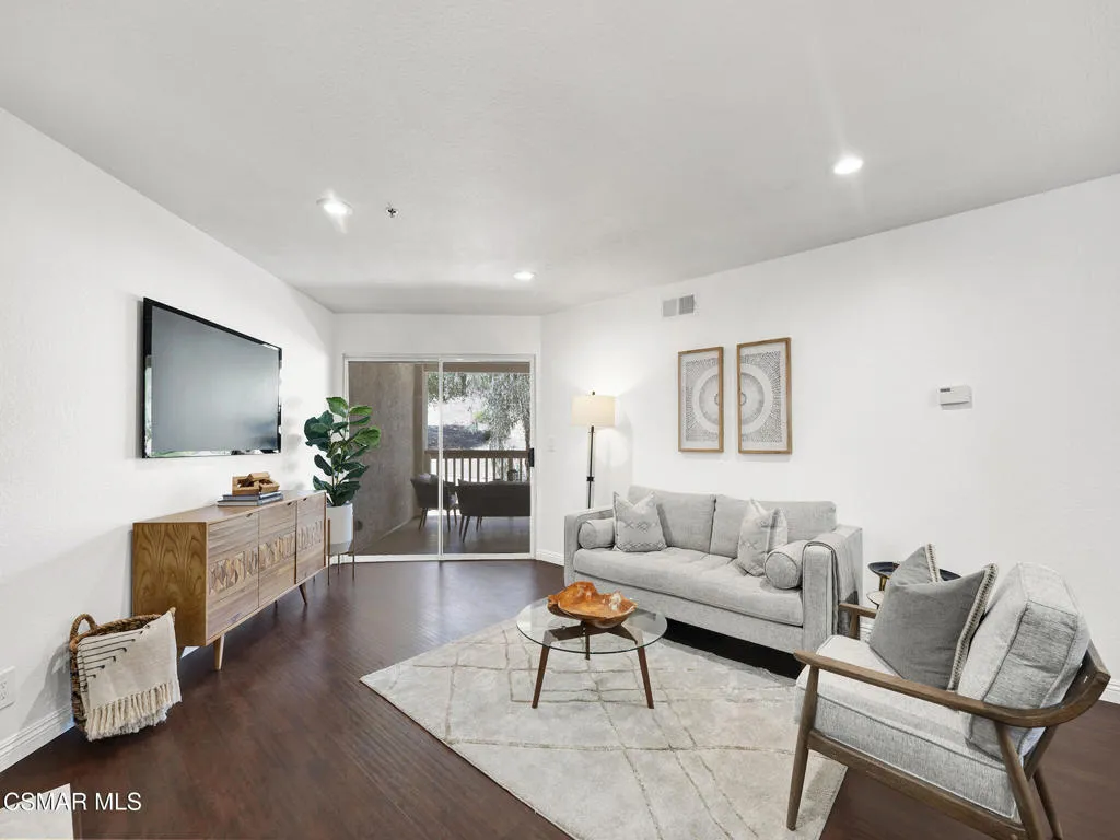 5837 Oak Bend Ln 307, Oak Park, California 91377 home-pic-2