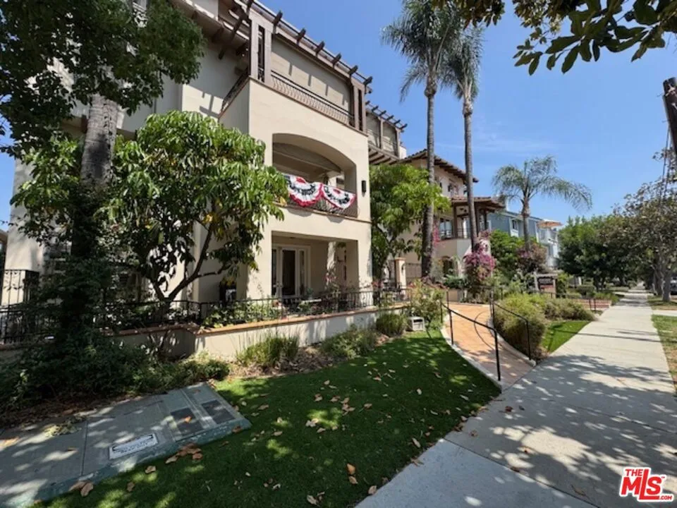 216 S Madison Avenue 305, Pasadena, California 91101, 2 Bedrooms Bedrooms, ,2 BathroomsBathrooms,Residential Lease,For Rent,Madison,25568367