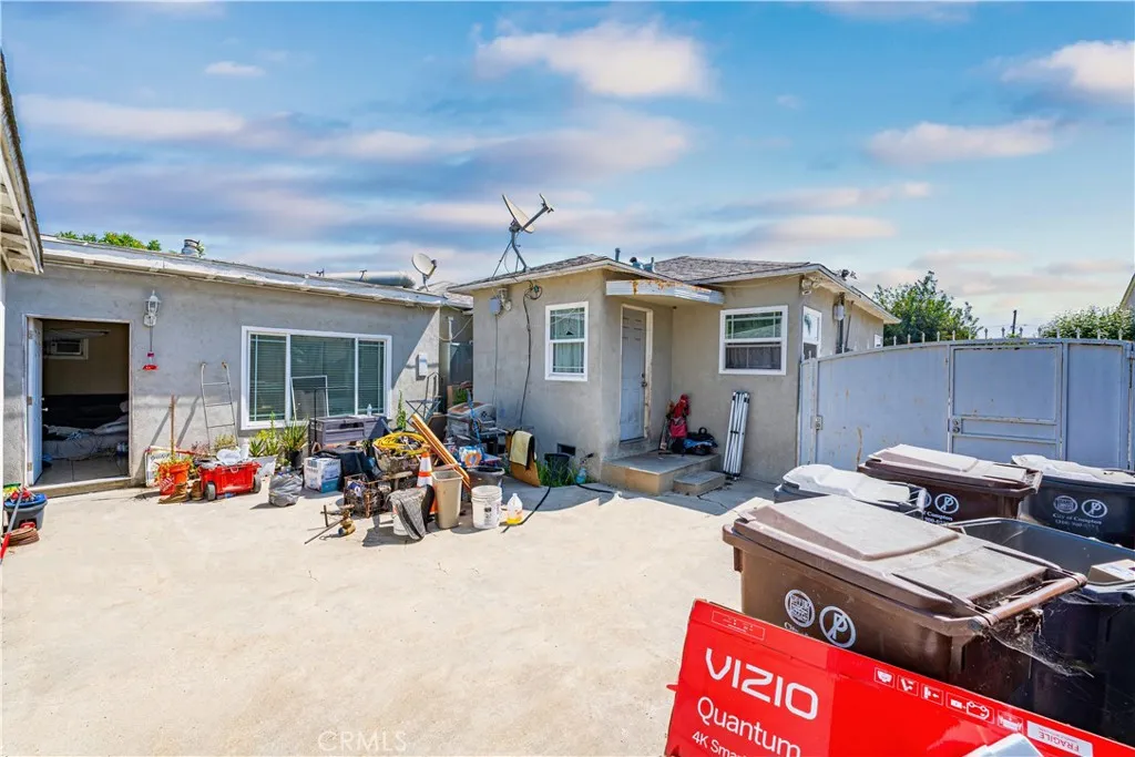 601 S Pearl Avenue, Compton, California 90221 home-pic-38
