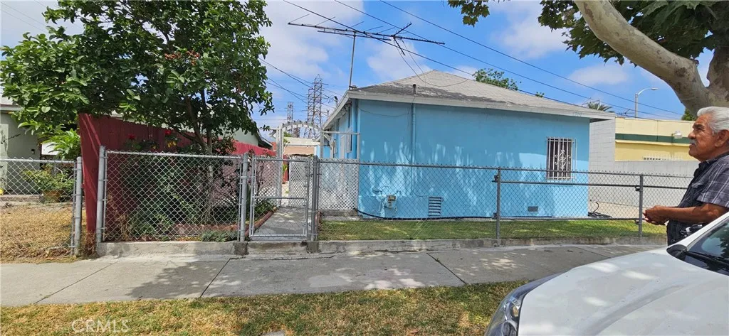 7209 Toler Avenue, Bell Gardens, California 90201, 2 Bedrooms Bedrooms, ,1 BathroomBathrooms,Residential,For Sale,Toler,MB25164891