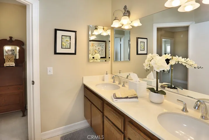 Shared guest bath with dual sinks