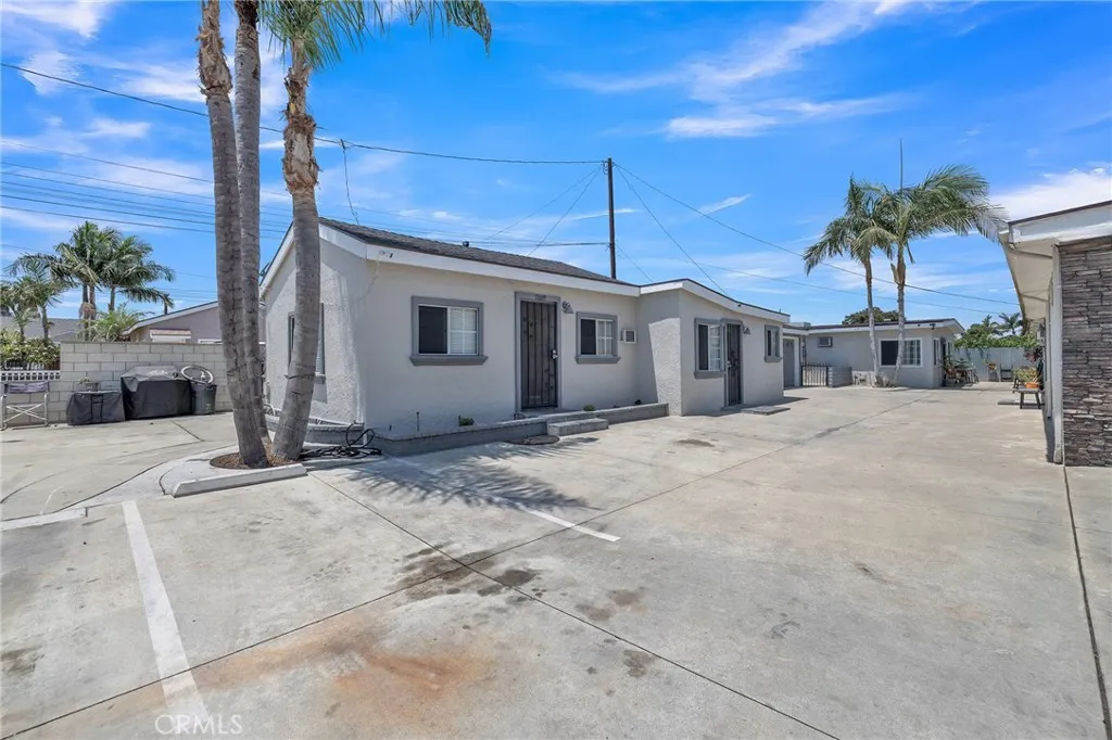 11609 208th Street, Lakewood, California 90715 home-pic-2