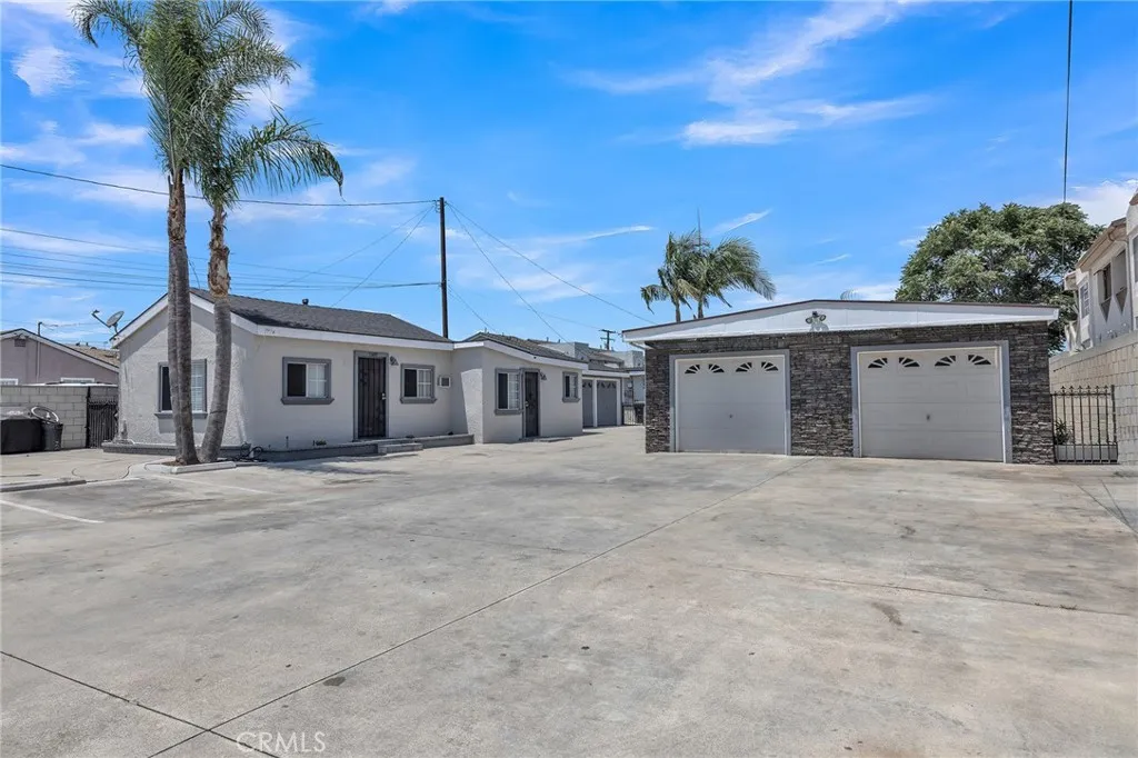 11609 208th Street, Lakewood, California 90715 home-pic-0