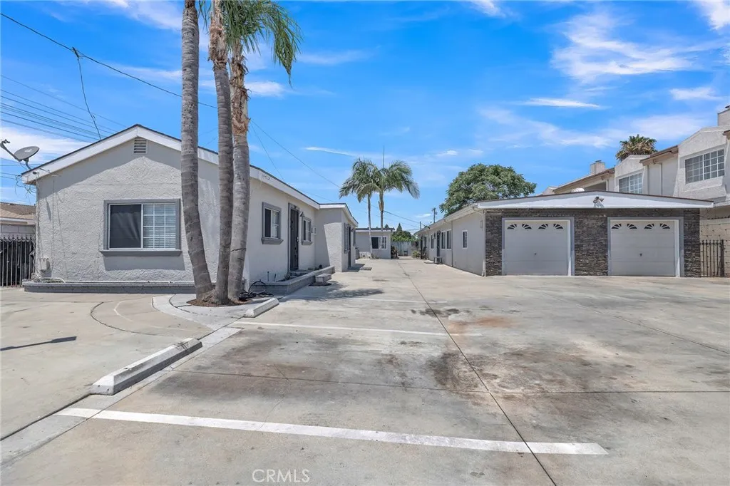 11609 208th Street, Lakewood, California 90715 home-pic-3