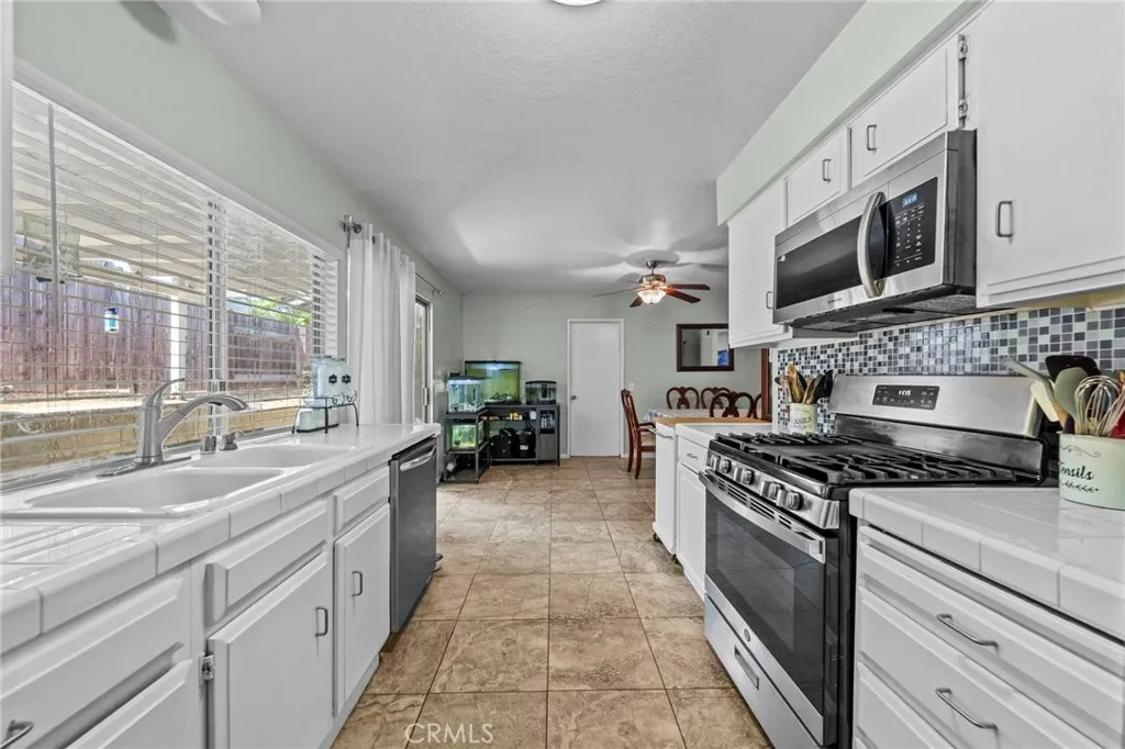 1871 Dawn Ridge Drive, Corona, California 92882 home-pic-3